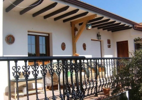 Terraza techada con mobiliario