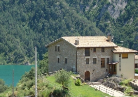 Acceso a nuestra casa con vistas del embalse