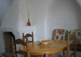 Mesa del comedor y chimenea