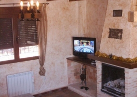 Salón con mesa de comedor