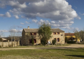 Casa rural desde lo lejos