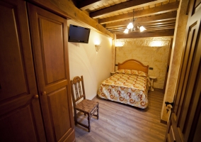 Dormitorio de matrimonio con terraza y vistas al pueblo