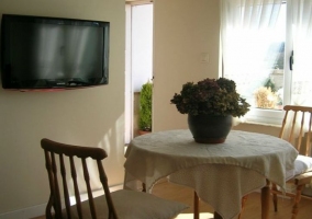 Salón comedor de la casa con muebles de madera