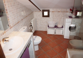 Dormitorio con dos camas individuales. Morado