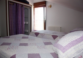 Dormitorio con dos camas individuales rosa