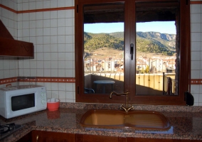 Mesa del comedor con sillas. Ventanas con vistas al exterior