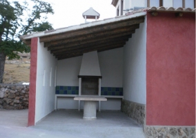 Porche con barbacoa y mesa de mármol de la casa rural