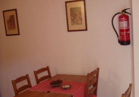 Comedor de la casa rural con mesa de madera