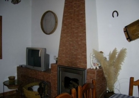 Salón comedor con chimenea