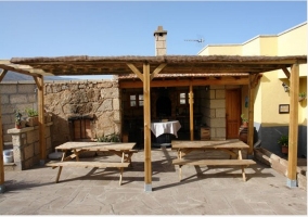 Terraza con porche de la casa rural