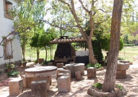 Barbacoa y mesas de piedra