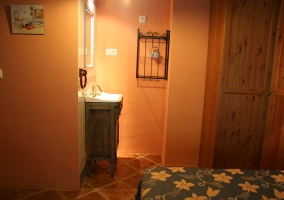 Dormitorio con lavabo y espejo