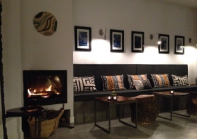 Sala de estar moderna con chimenea