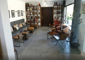 Salón a la entrada con libros