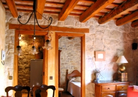 Comedor y techos de madera