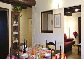 Sala de estar con sillas de mimbre
