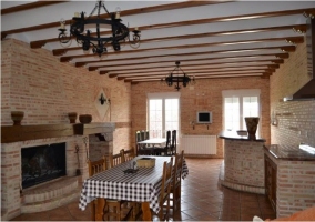Comedor con chimenea y paredes de ladrillo