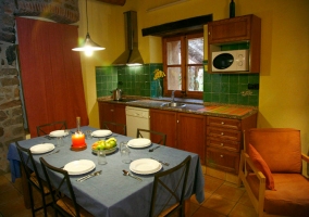 Detalle de cocina y vista del salón