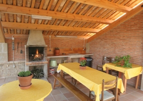 Salón chimenea encendida