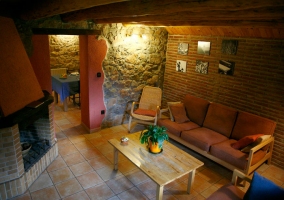 Cocina con mesa de comedor