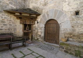 Entrada medieval a la casa rural