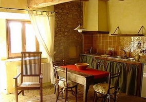 Salón-comedor con paredes de piedra