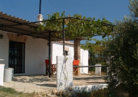 Patio y fachada de la casa