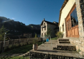 Jardín con césped y suelos de piedra