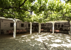 Dormitorio con lavabo y dos camas