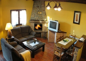 Sala de estar con chimenea