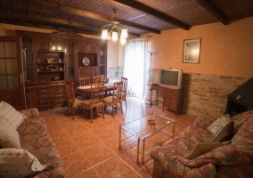 Salón con mesa de comedor y sofás