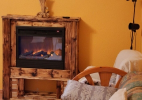 Salón con chimenea y mobiliario en madera