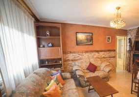 Salón de la casa con chimenea en espacio común