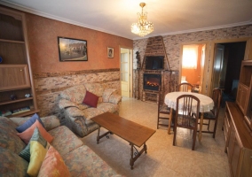 Salón de la casa con sofás y mesa auxiliar