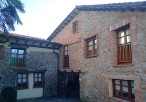 Casa de piedra y terraza