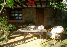 Muebles de terraza en el césped