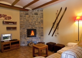 Sala de estar con chimenea