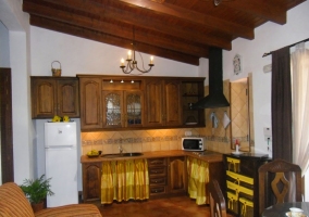 Salón-comedor con muebles de madera