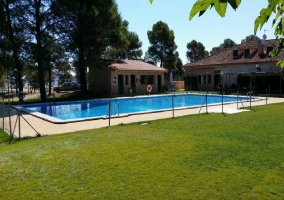 Piscina y jardin de la casa rural