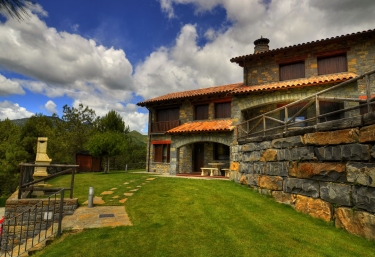 Entrada de la casa con jardín