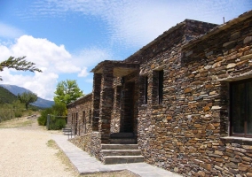 Fachada de piedra del albergue