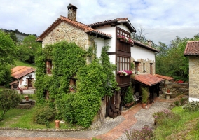 Fachada con zonas ajardinadas