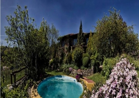 Zona de piscina en el exterior de la casa rural