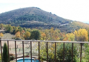 Vistas de la terraza de la casa a la piscina