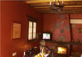 Sala con chimenea de ladrillo