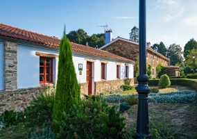 Casa blanca y casa de piedra