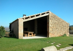 Porche con barbacoa y cenador de la casa Cal Tristany