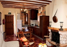 Sala de estar con chimenea y cocina