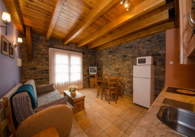 Salón de la casa rural con muros de piedra natural