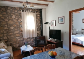 Salón con chimenea y cestillo de leña